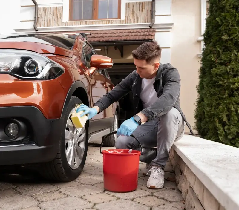 Lavage auto à domicile Carignan-de-Bordeaux : professionnel intervenant sur un véhicule